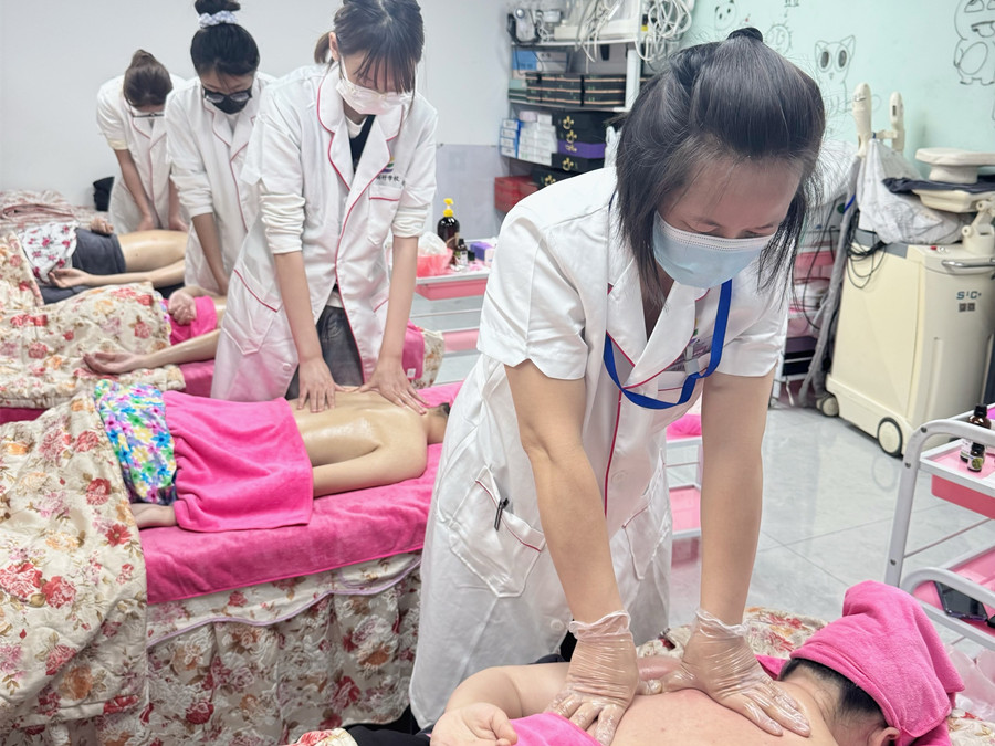 肩胛骨按摩真人實操，南寧美容培訓練習